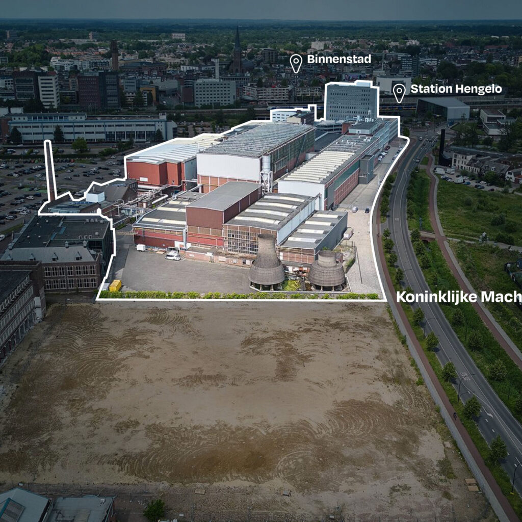 Luchtfoto van het KMS-terrein in Hengelo met de binnenstad en het station