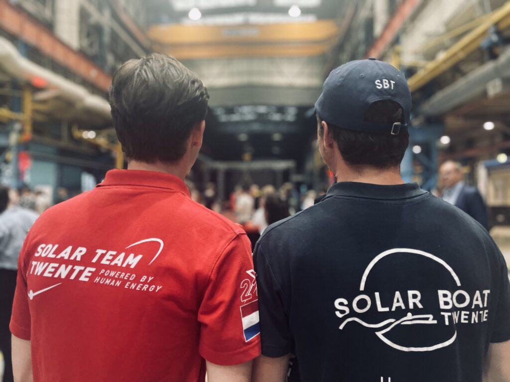Leden van Solar Team Twente en Solar Boat Twente in de hal van KMS